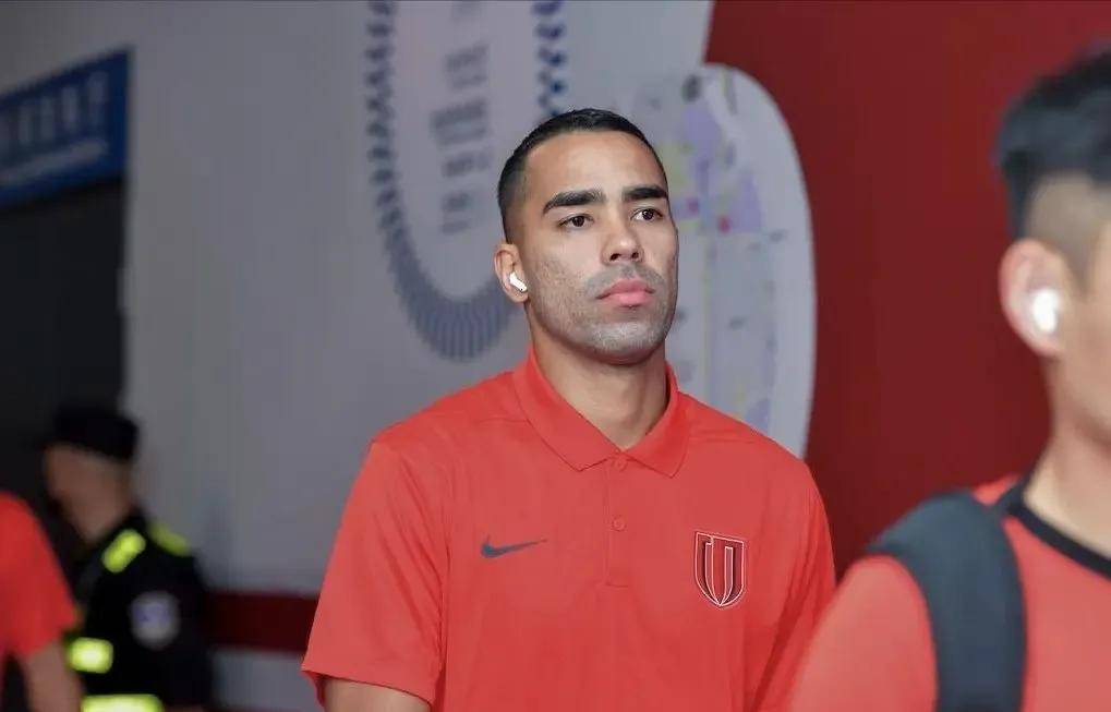 他很注重细, 近乎满分的, 在多线作战 他很注重细, 近乎满分的, 在多线作战